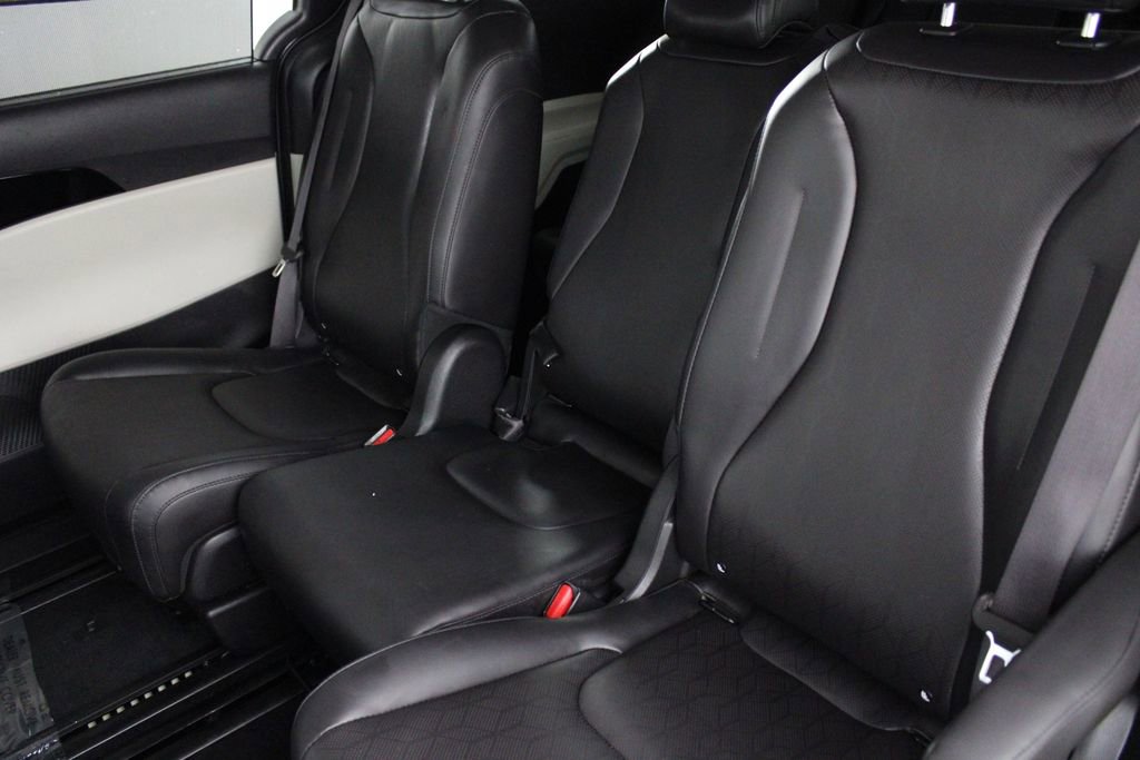 Used 2024 Kia Carnival EX image 20