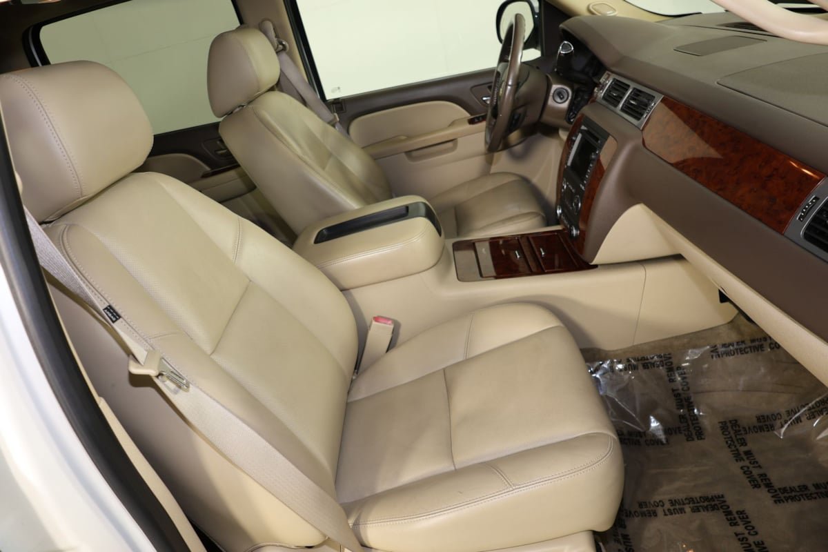 Used 2011 Chevrolet Avalanche LTZ AWD/4WD image 17