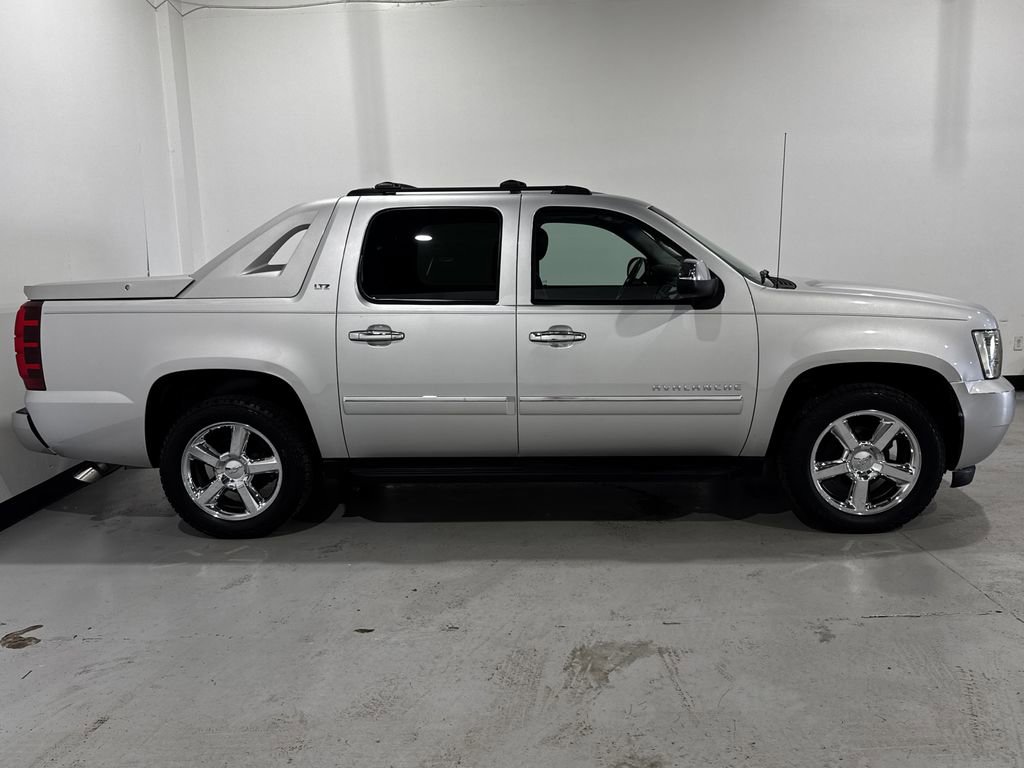 Used 2011 Chevrolet Avalanche LTZ image 21