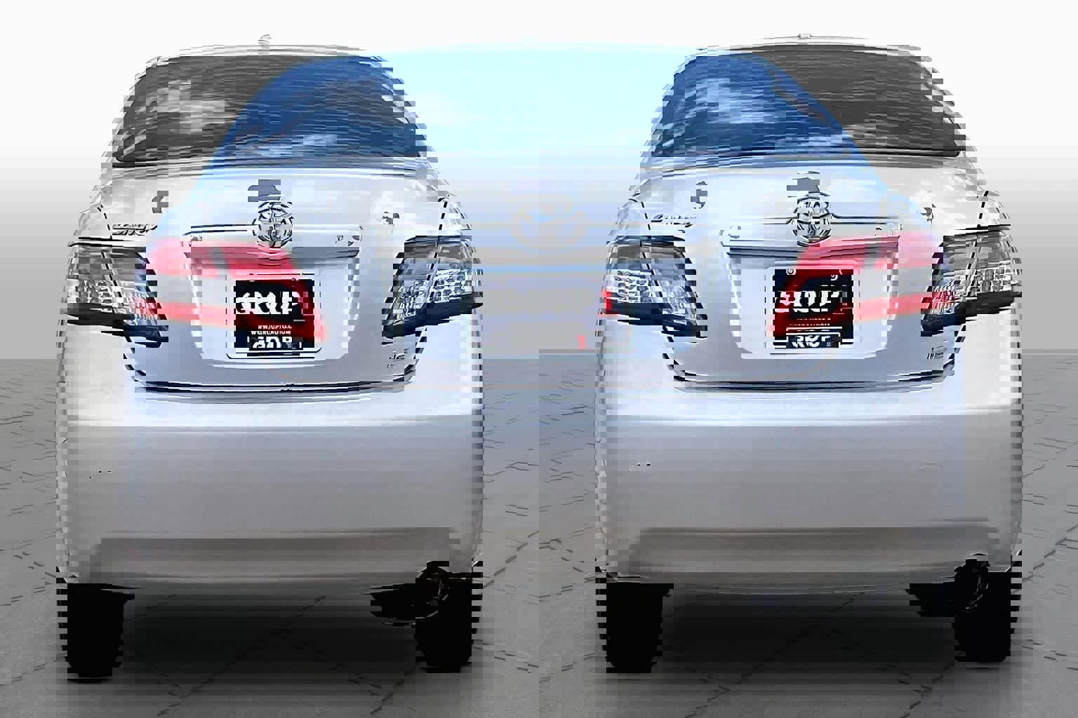 Used 2010 Toyota Camry LE FWD image 3