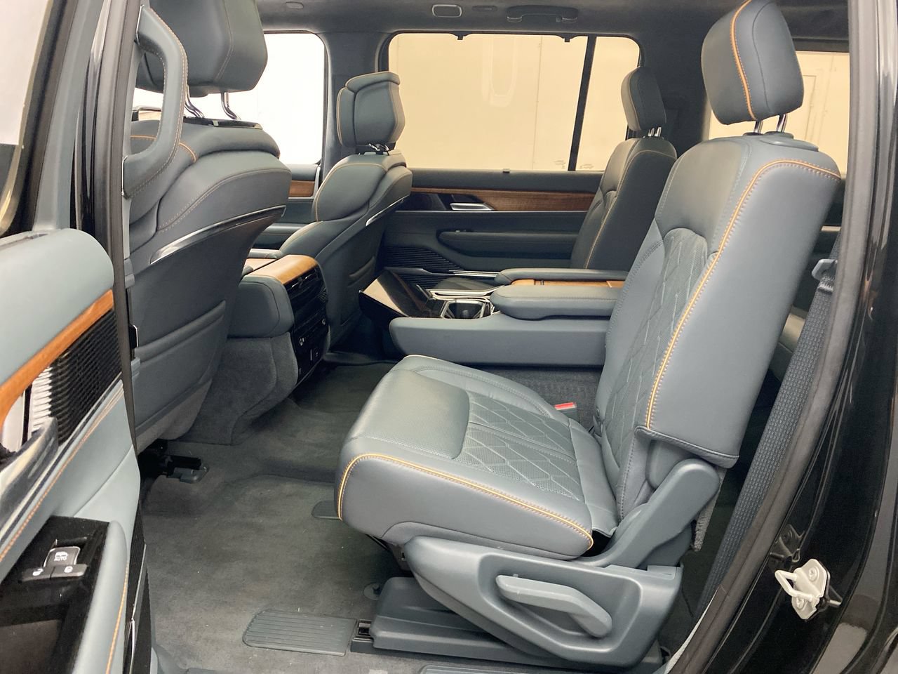 Used 2023 Jeep Grand Wagoneer Series III AWD/4WD image 26