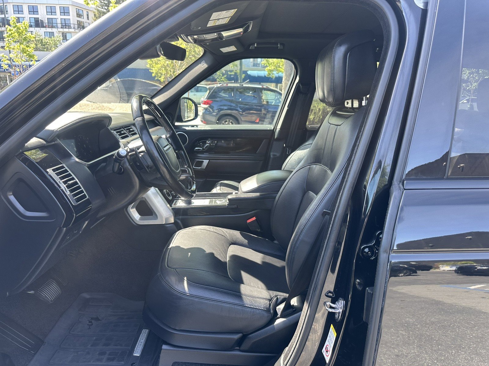 Used 2018 Land Rover Range Rover HSE image 18