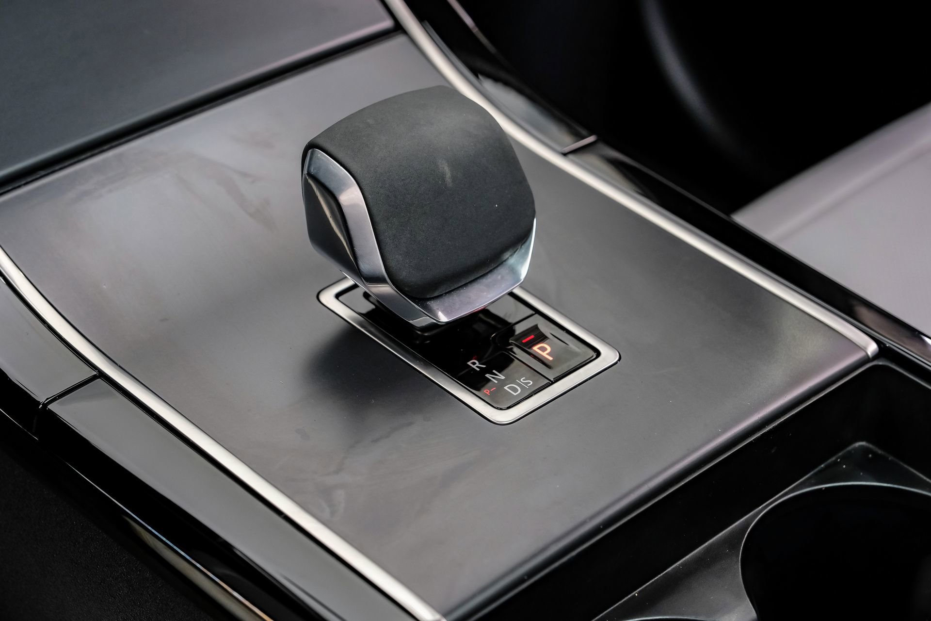 Used 2024 Land Rover Range Rover Velar Dynamic SE image 31