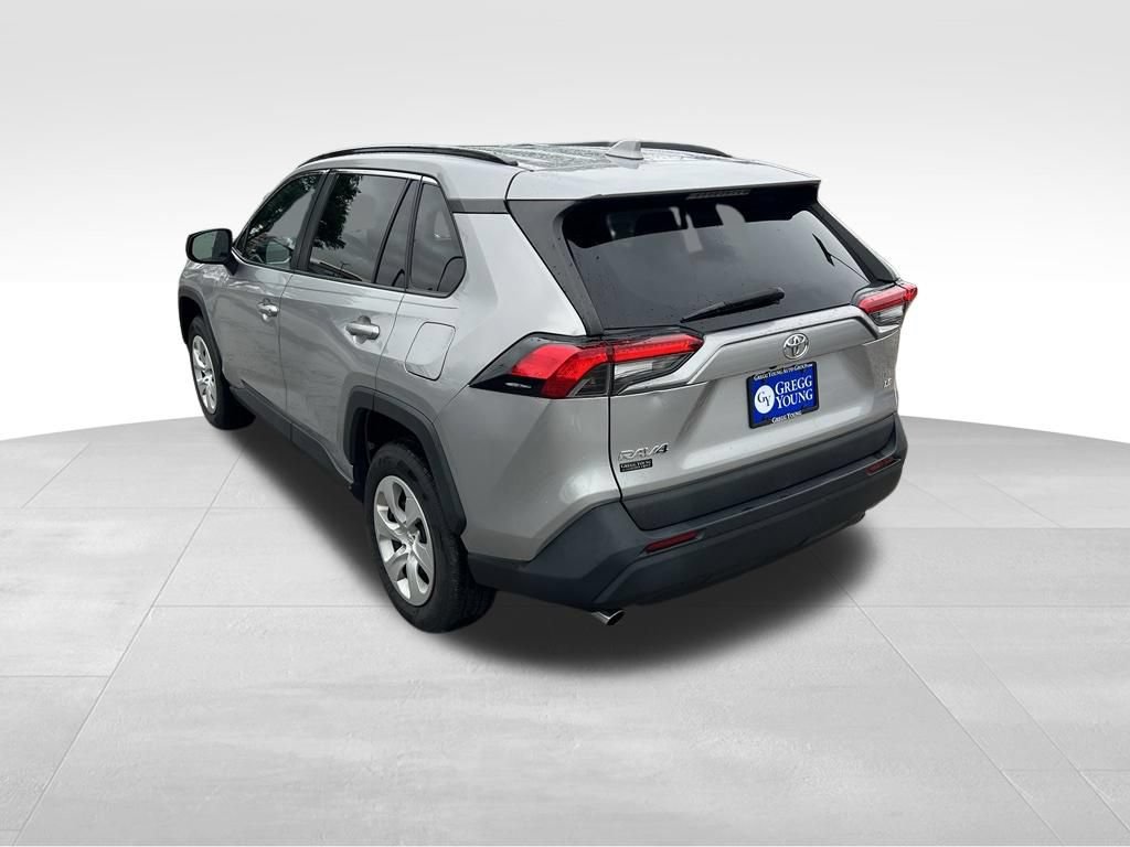 Used 2020 Toyota RAV4 LE FWD image 4