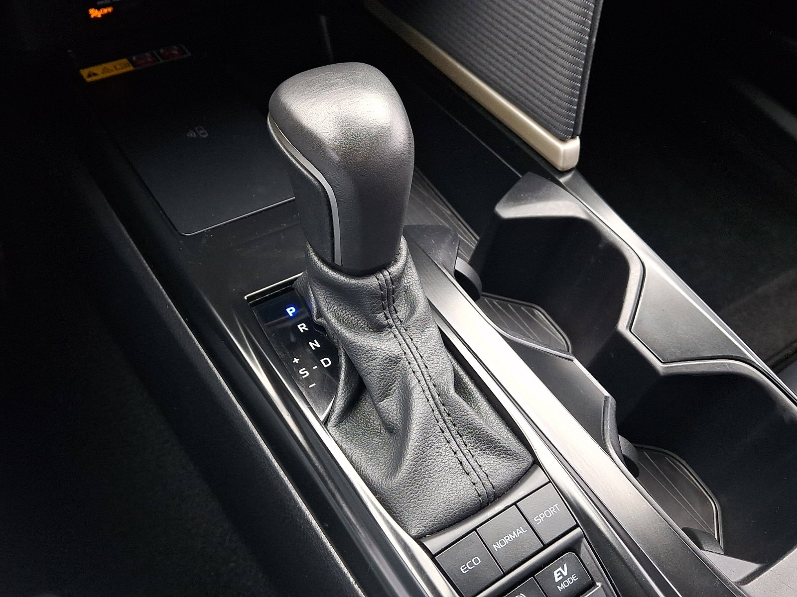 Used 2025 Toyota Camry SE image 14