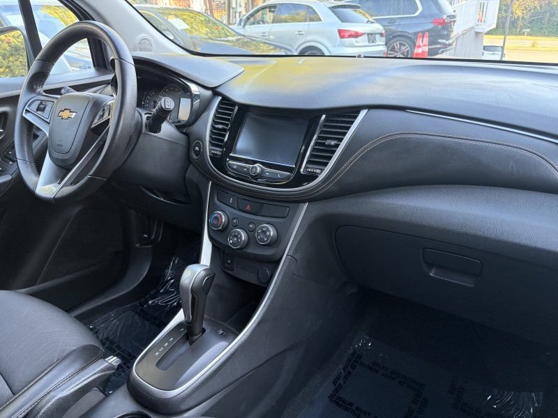 Used 2017 Chevrolet Trax LT w/ LT Convenience Package AWD/4WD image 14