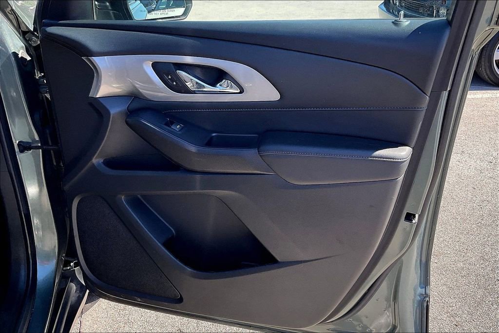 Used 2022 Chevrolet Traverse LT image 25