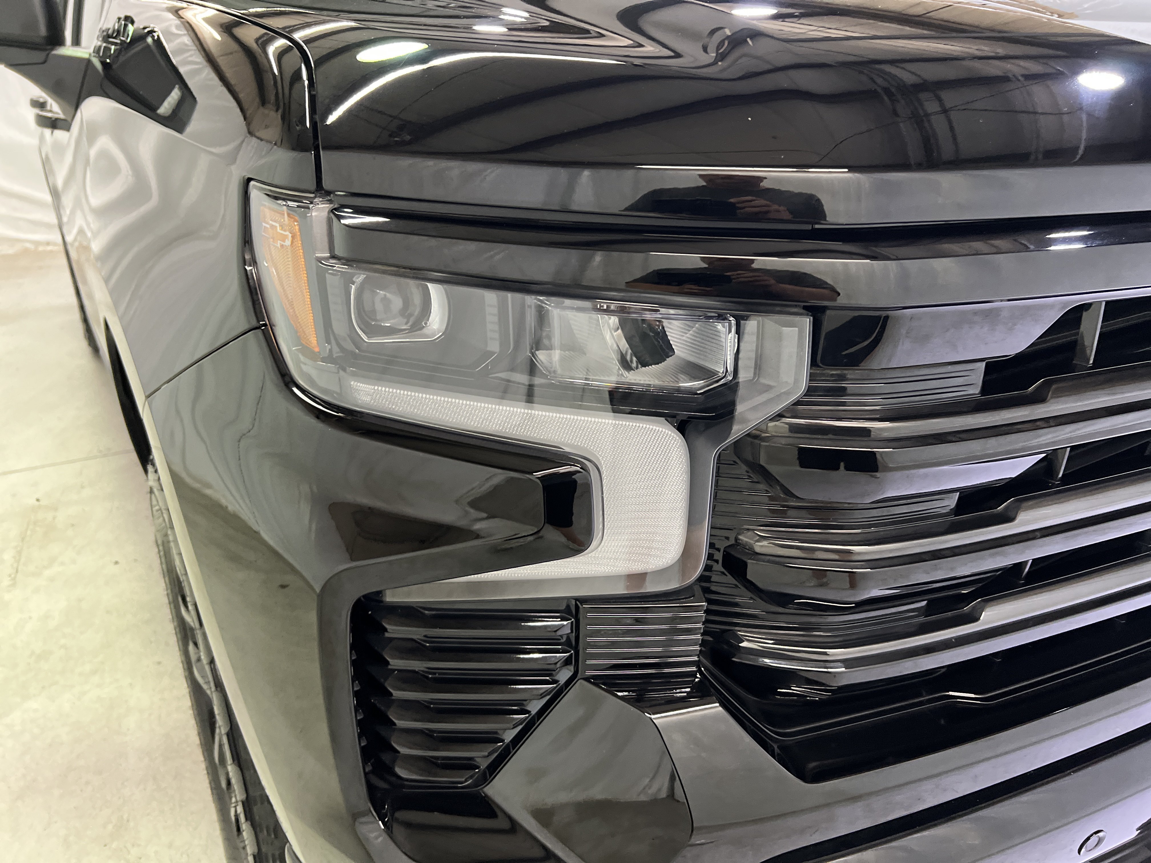 Certified 2025 Chevrolet Silverado 1500 High Country w/ Midnight Edition AWD/4WD image 5