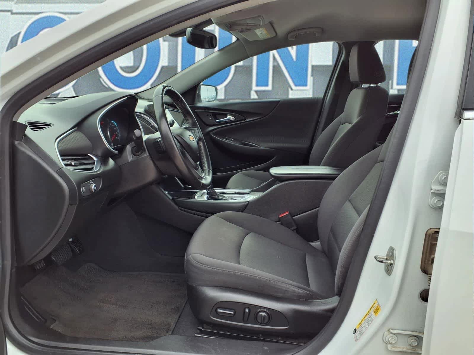 Used 2017 Chevrolet Malibu LT FWD image 14