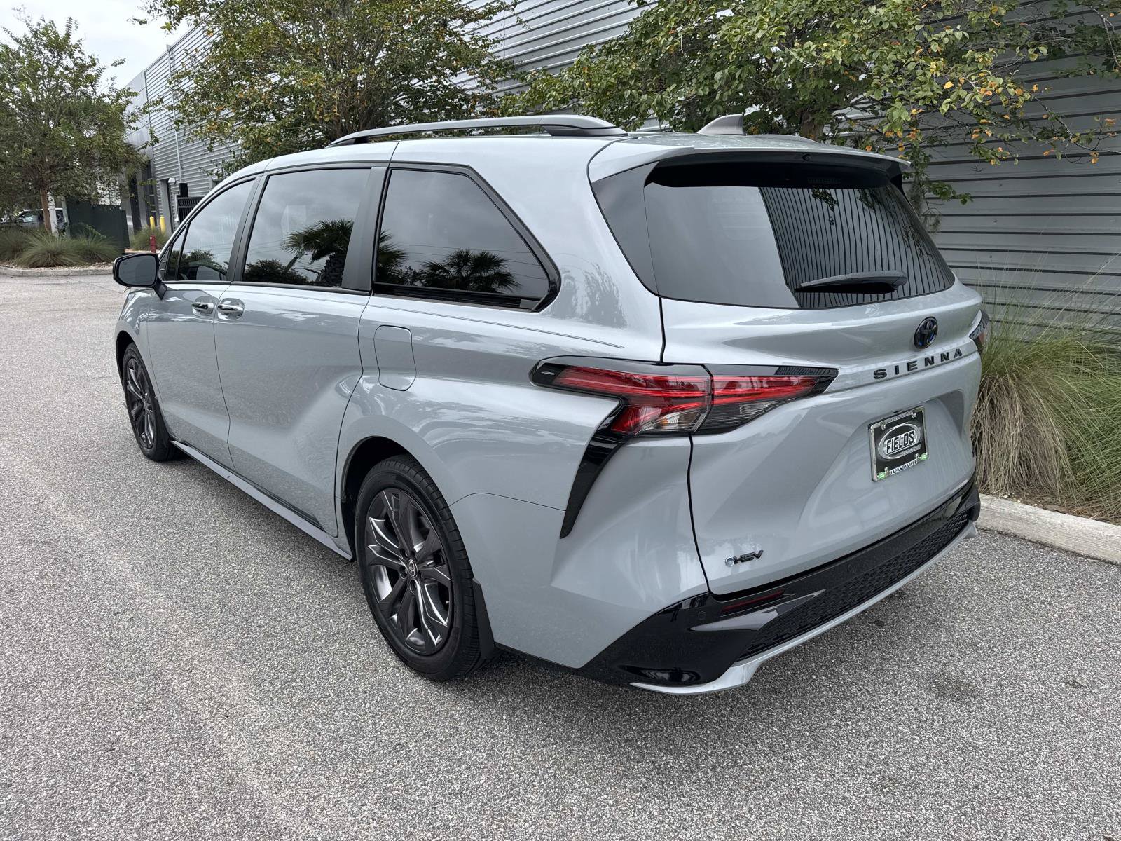 Used 2025 Toyota Sienna XSE w/ XSE Plus Package FWD image 3
