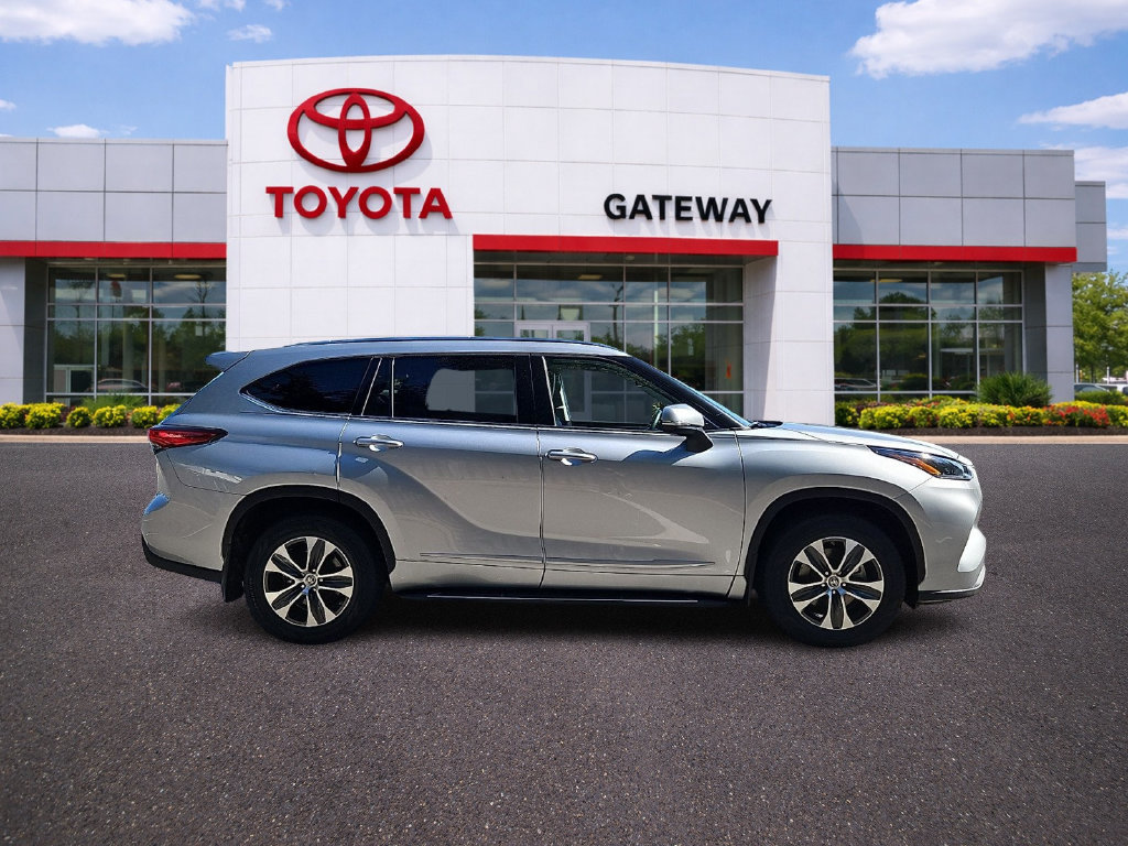 Certified 2021 Toyota Highlander XLE AWD/4WD image 4