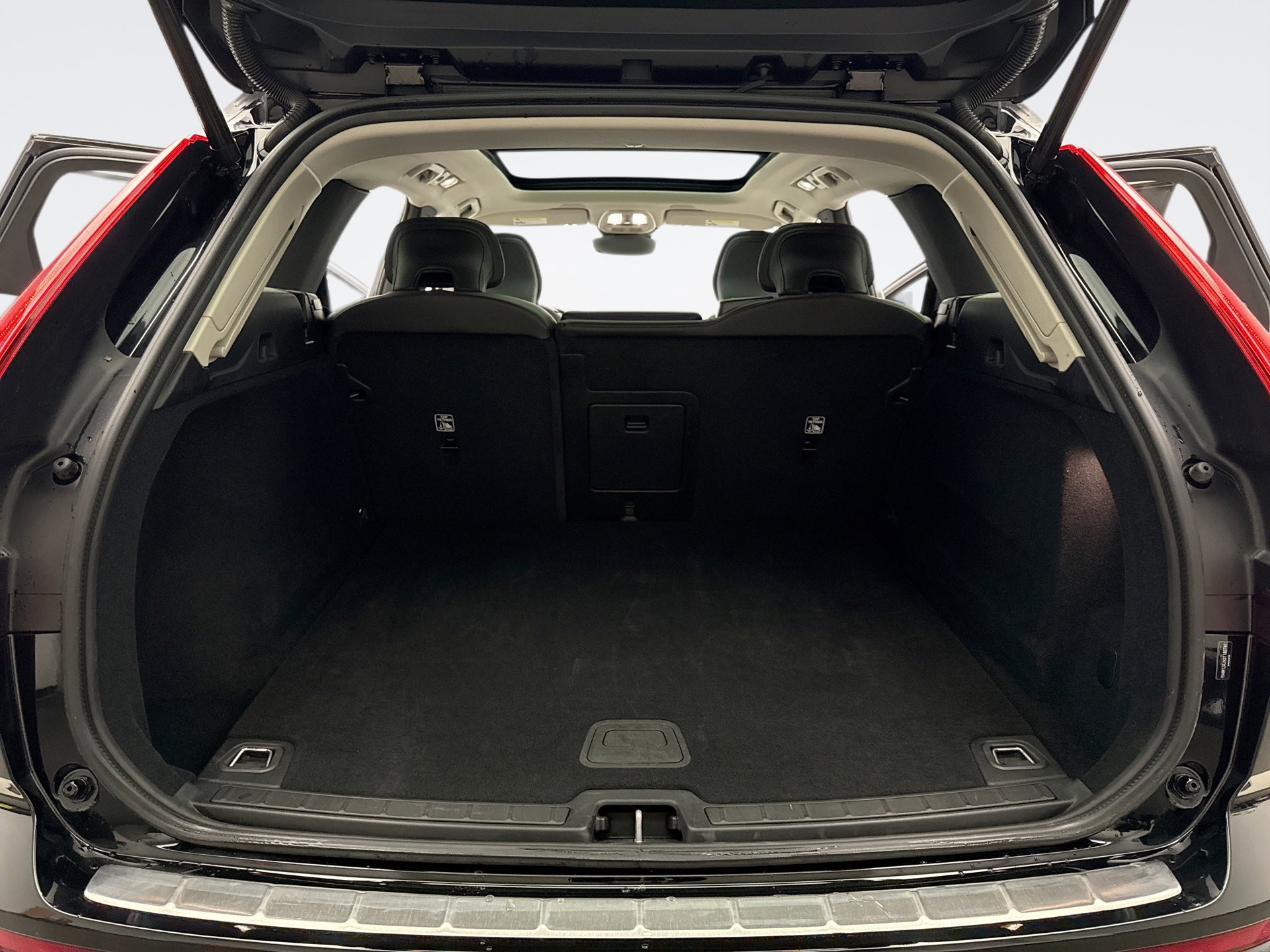 Used 2025 Volvo XC60 B5 Core image 18