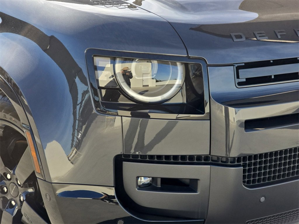 New 2026 Land Rover Defender 130 X-Dynamic SE image 33