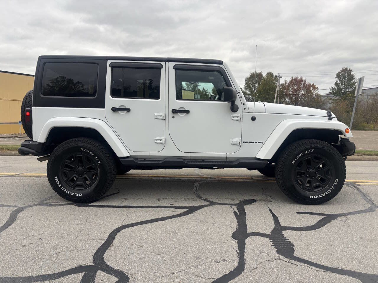 Used 2016 Jeep Wrangler Unlimited Sahara AWD/4WD image 4