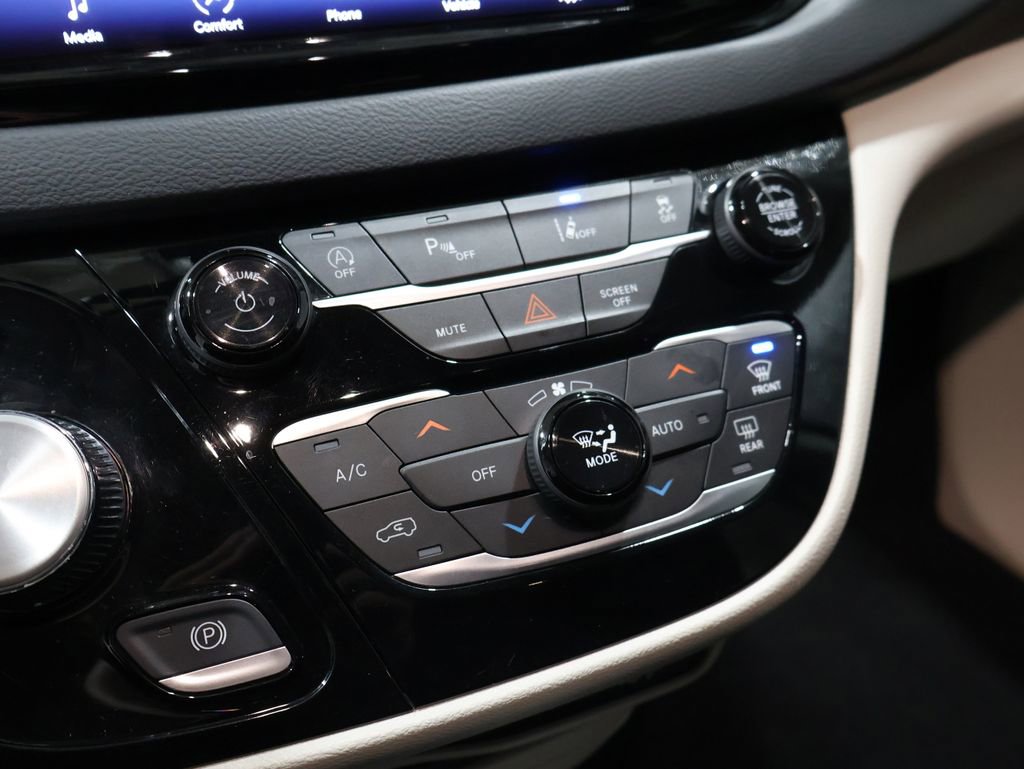 Used 2023 Chrysler Pacifica Touring-L FWD image 28