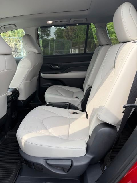 Used 2025 Toyota Grand Highlander AWD image 23