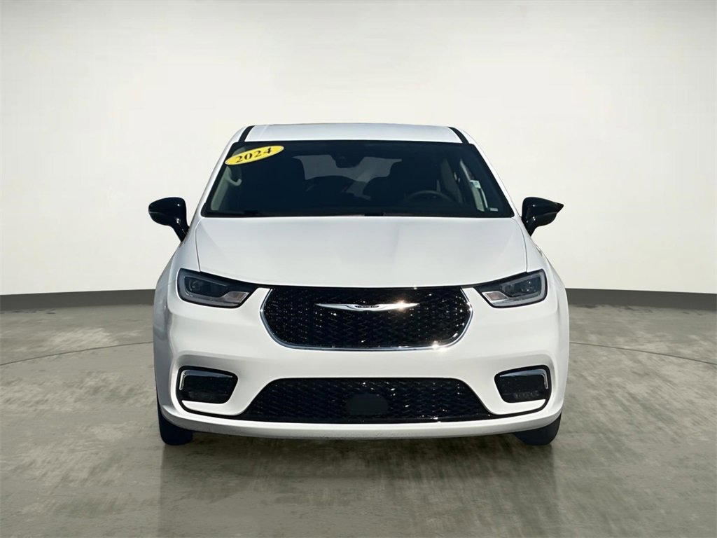 Used 2024 Chrysler Pacifica Select image 16