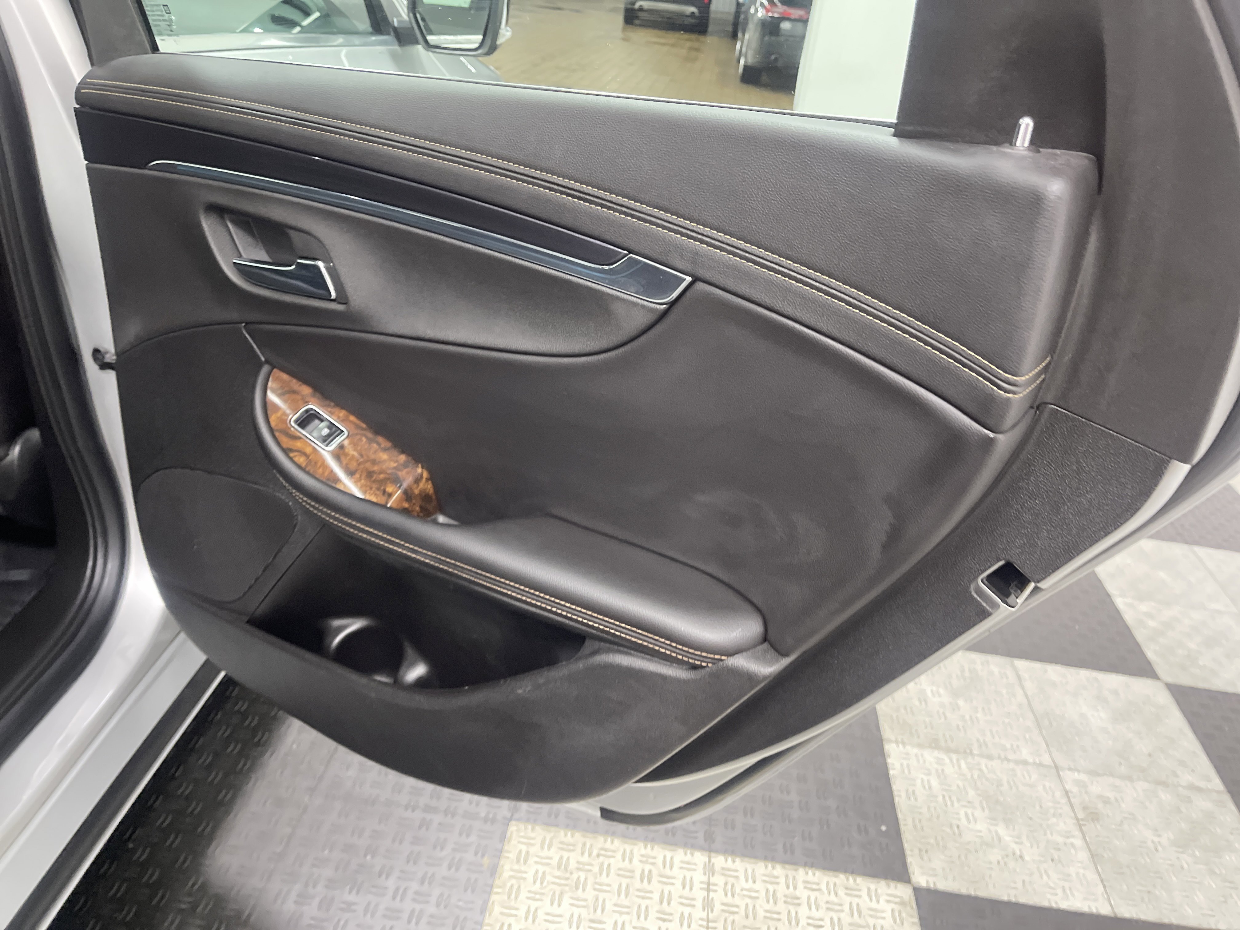 Used 2015 Chevrolet Impala LTZ FWD image 18