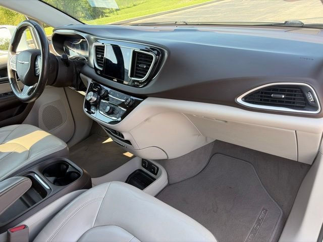 Used 2017 Chrysler Pacifica Touring-L w/ Tire & Wheel Group FWD image 14