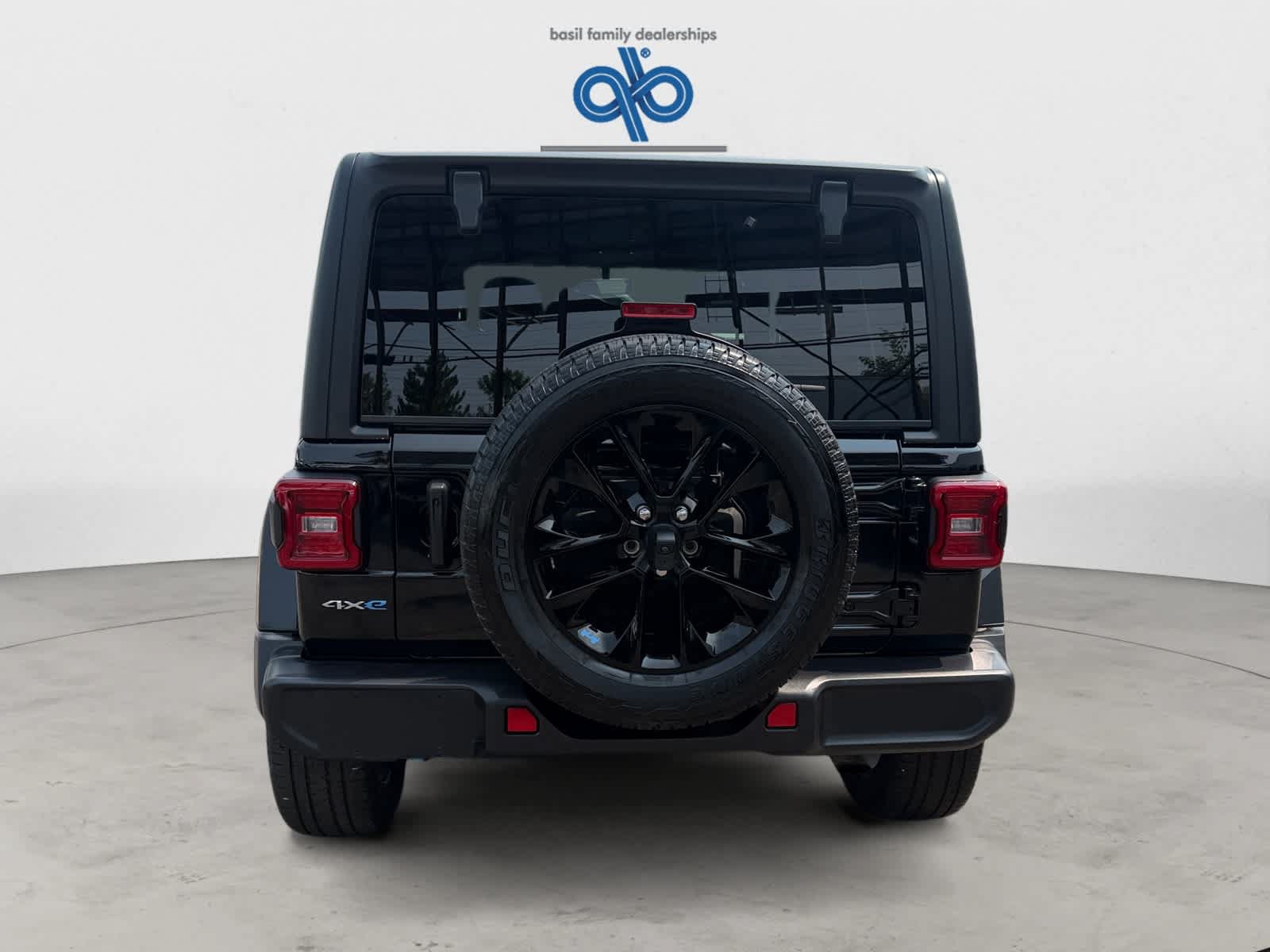 Used 2023 Jeep Wrangler Unlimited Sahara w/ Dual Top Group AWD/4WD image 5