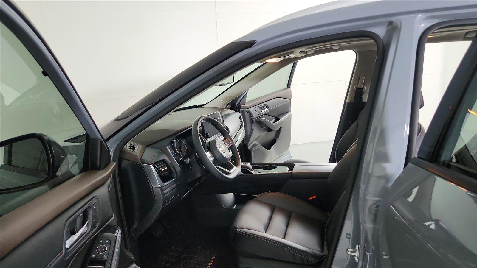 Used 2023 Nissan Rogue SL w/ SL Premium Package image 9