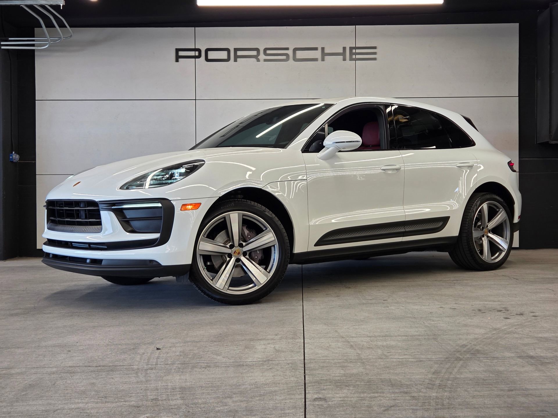 Certified 2022 Porsche Macan AWD/4WD image 1