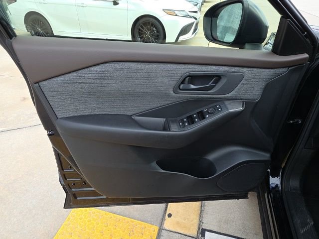 Used 2023 Nissan Rogue S image 11