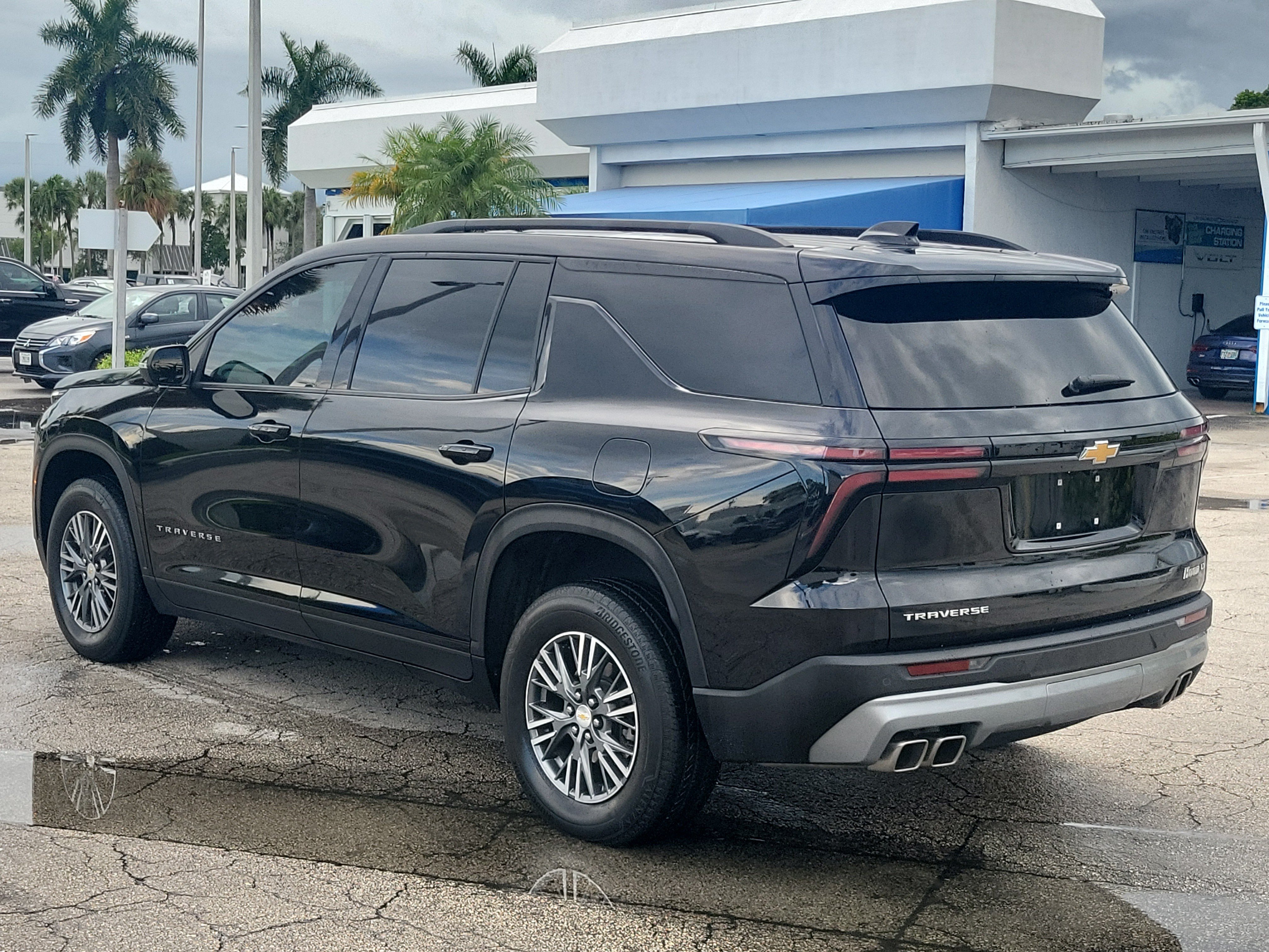 Used 2024 Chevrolet Traverse LT FWD image 3