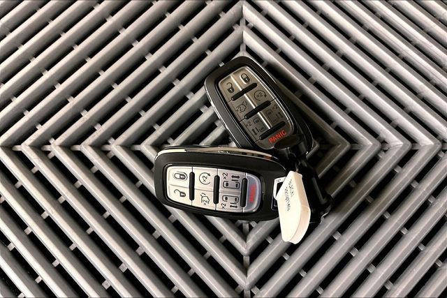 Used 2024 Chrysler Pacifica Touring-L image 11