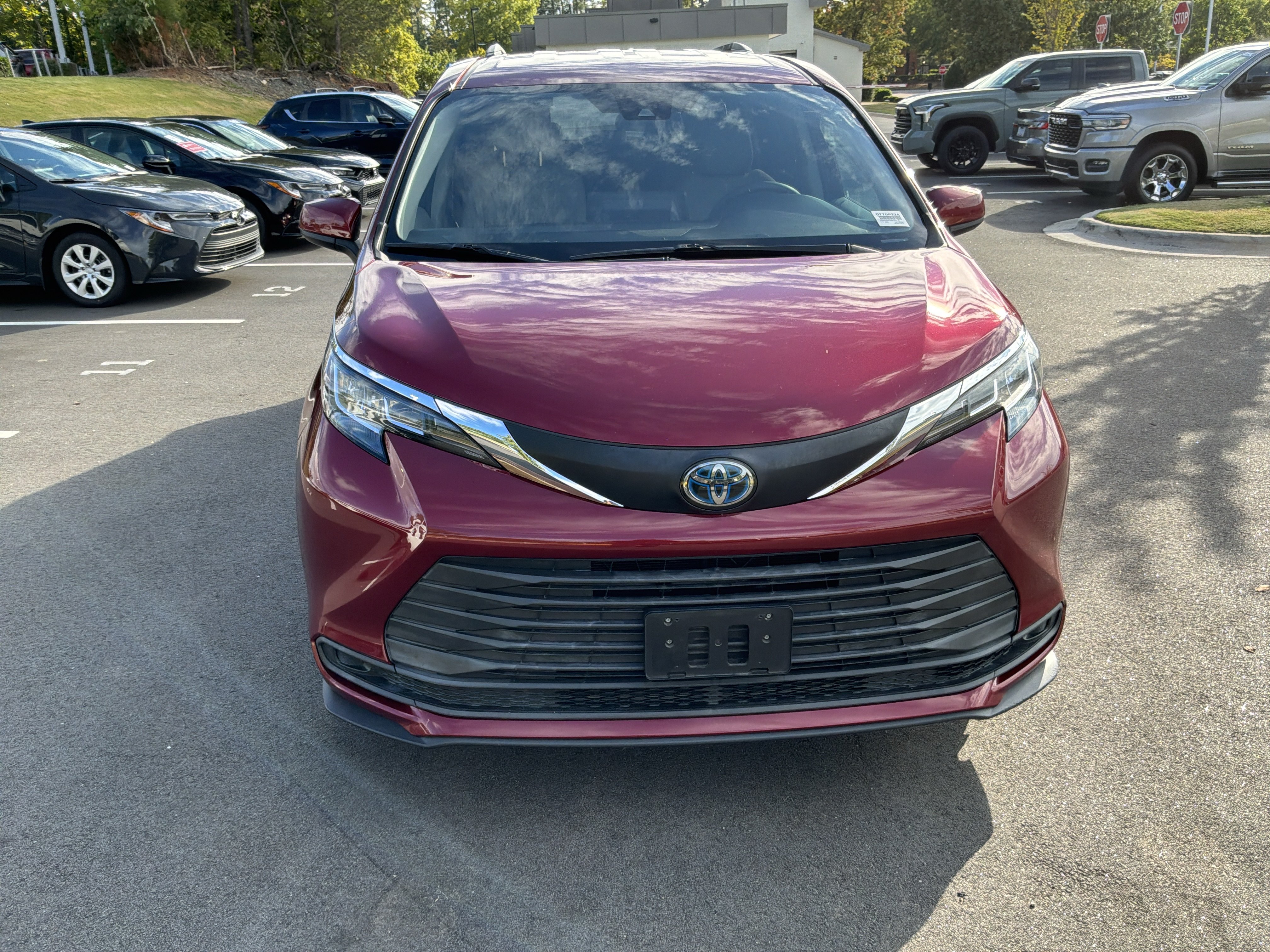 Used 2021 Toyota Sienna LE AWD/4WD image 3