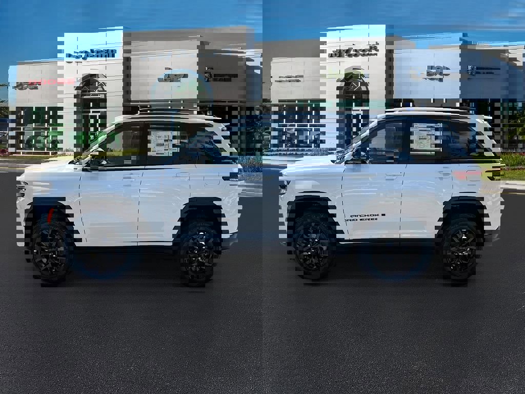 New 2026 Jeep Grand Cherokee Altitude image 4