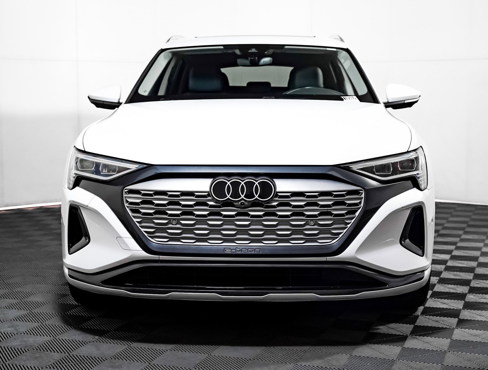Used 2024 Audi Q8 e-tron Premium Plus image 13