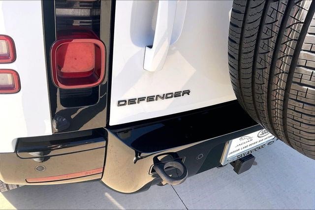 Used 2024 Land Rover Defender 110 X-Dynamic SE image 8