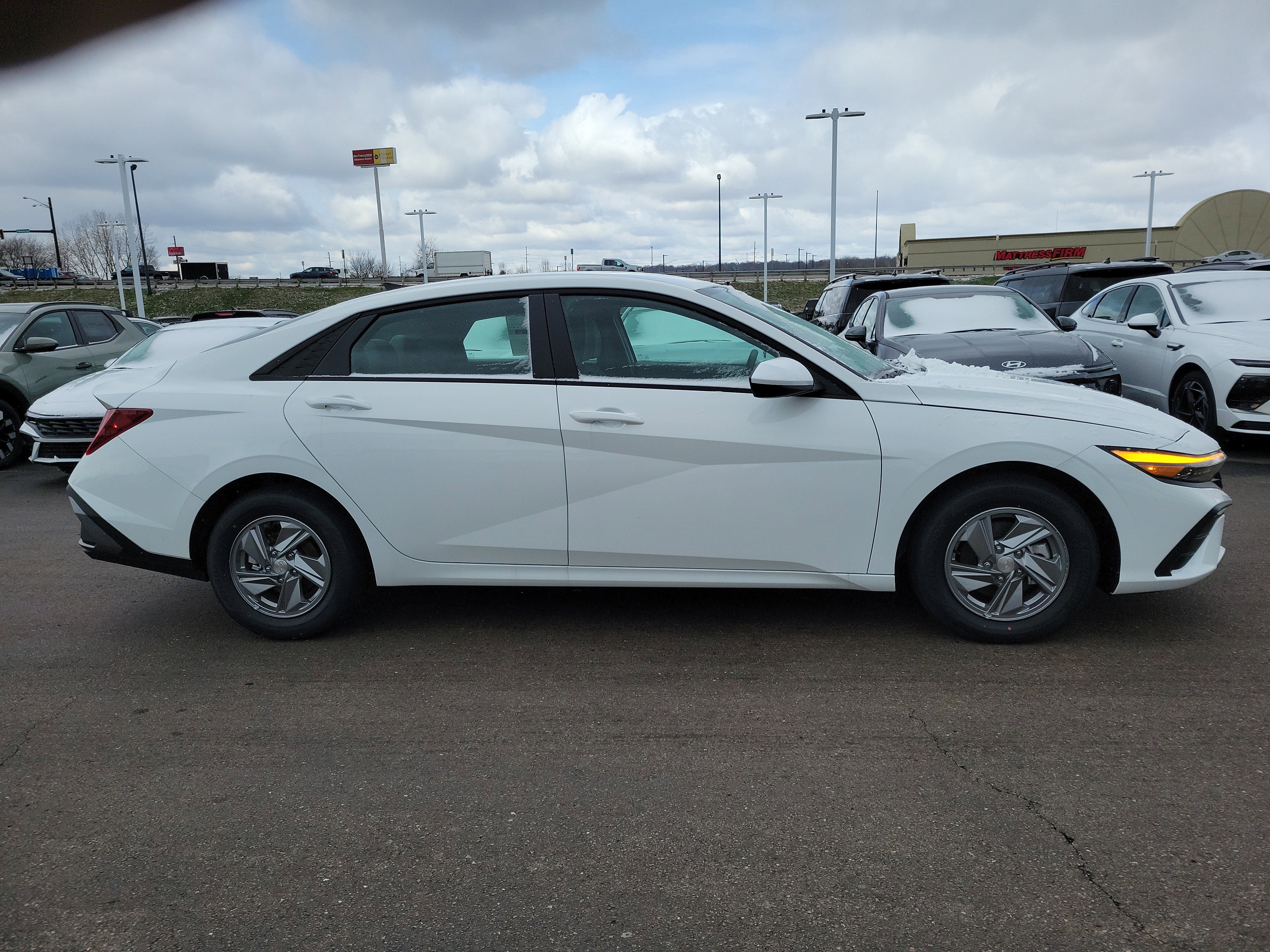 New 2026 Hyundai Elantra SE image 3