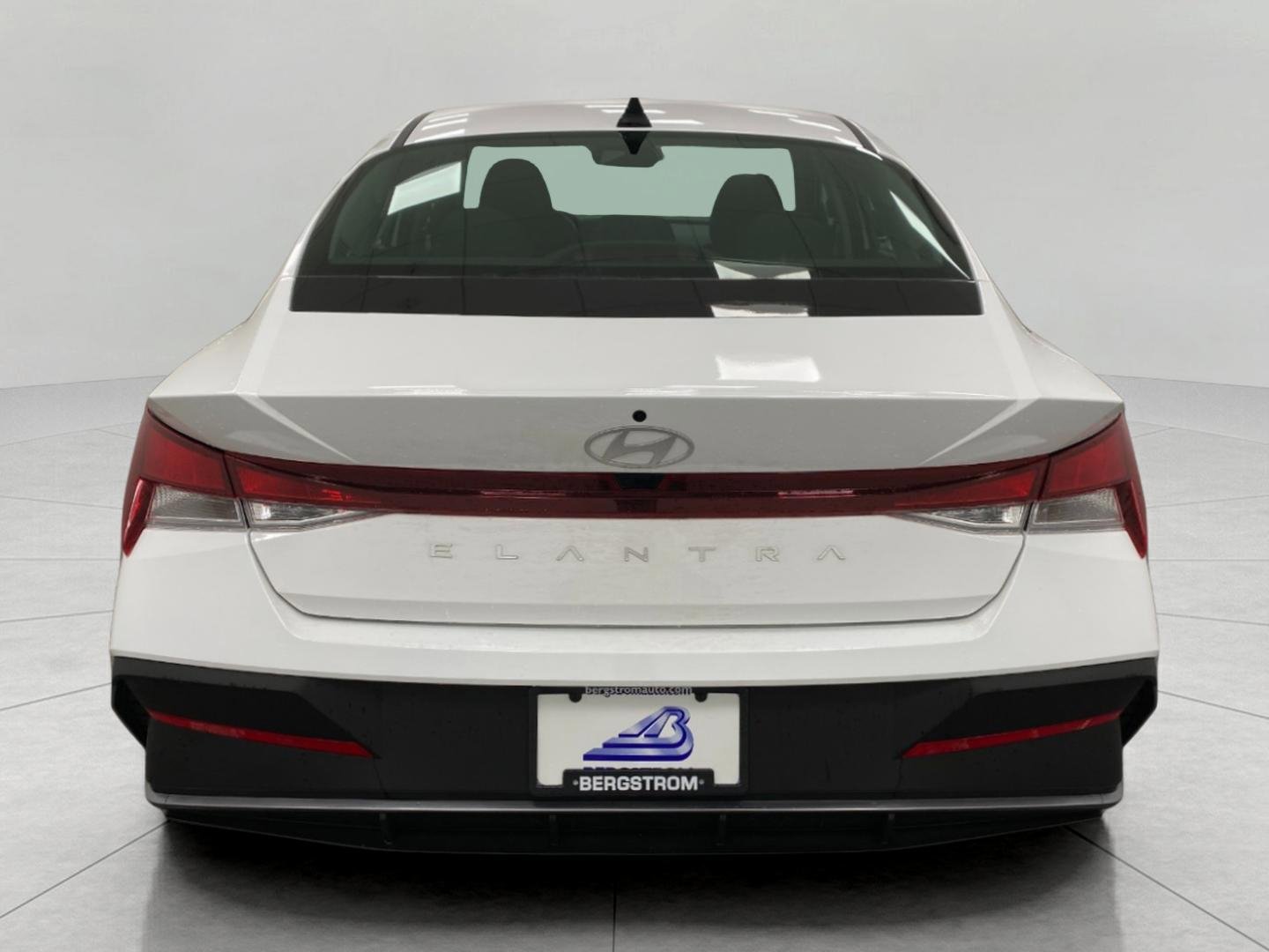 New 2026 Hyundai Elantra SE FWD image 4