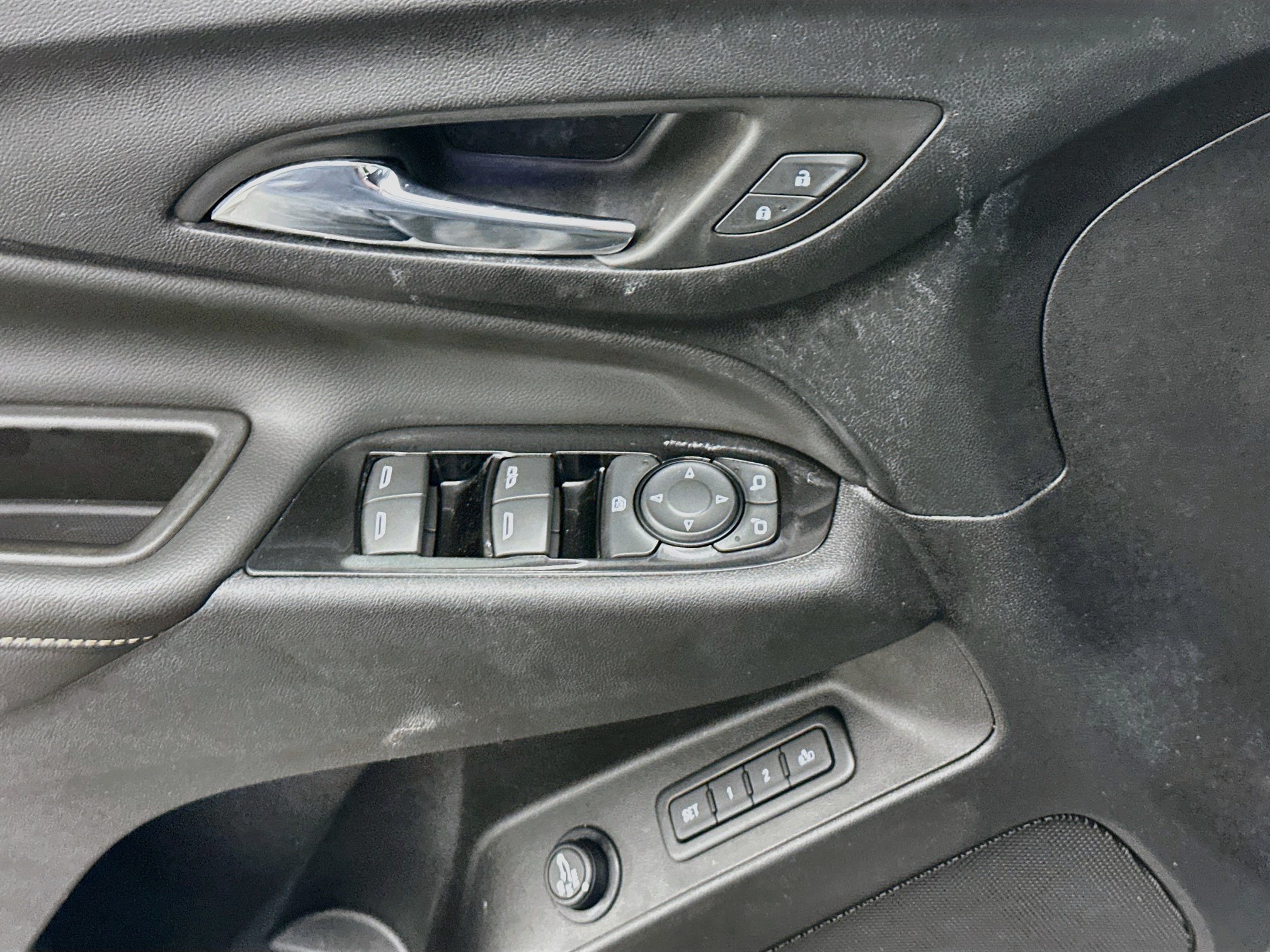 Used 2023 Chevrolet Equinox Premier AWD/4WD image 15