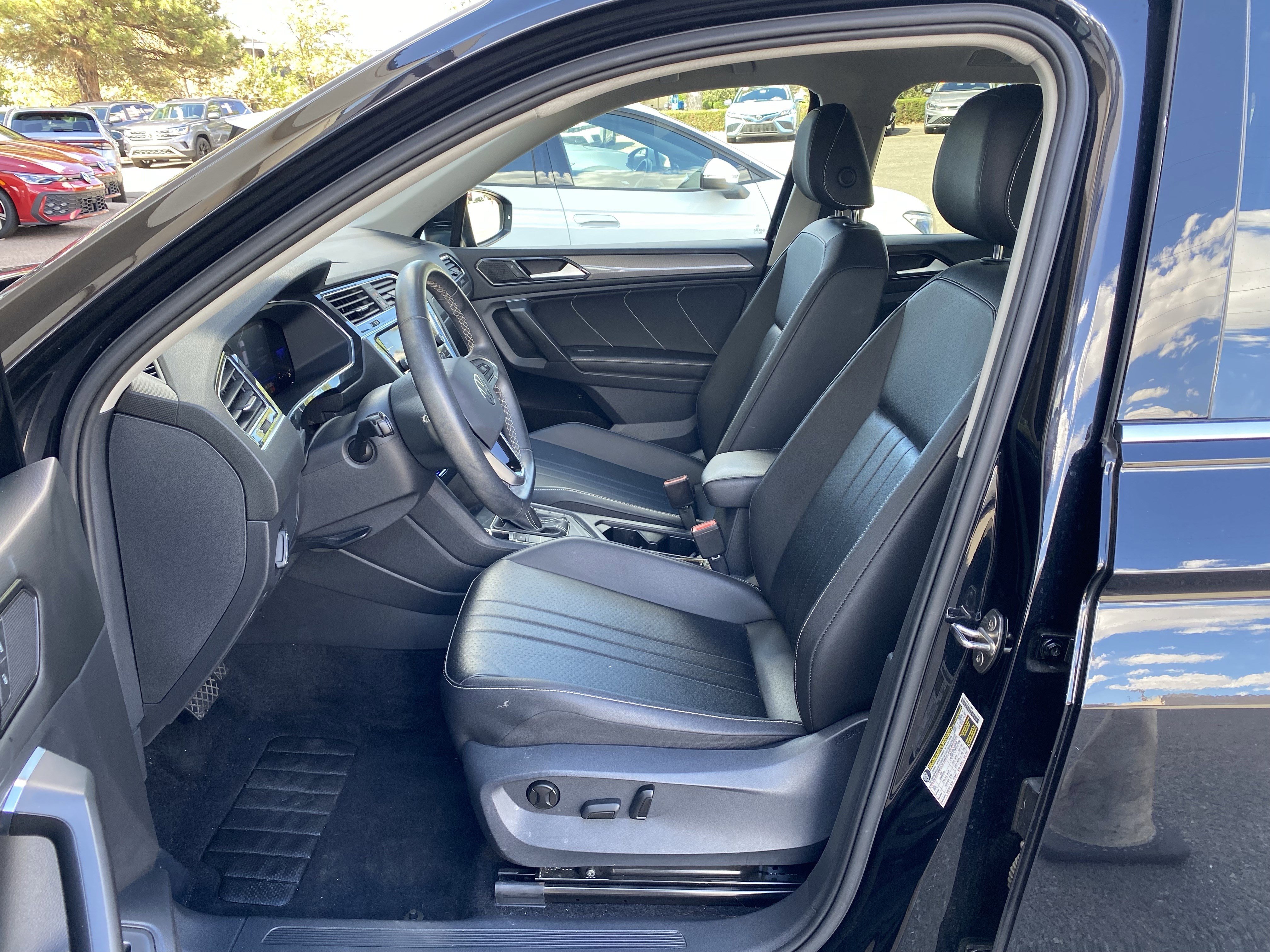 Used 2022 Volkswagen Tiguan SE w/ Panoramic Sunroof Package FWD image 27