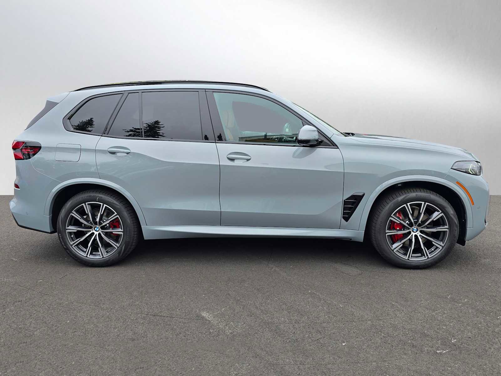 New 2026 BMW X5 xDrive40i w/ M Sport Package image 2