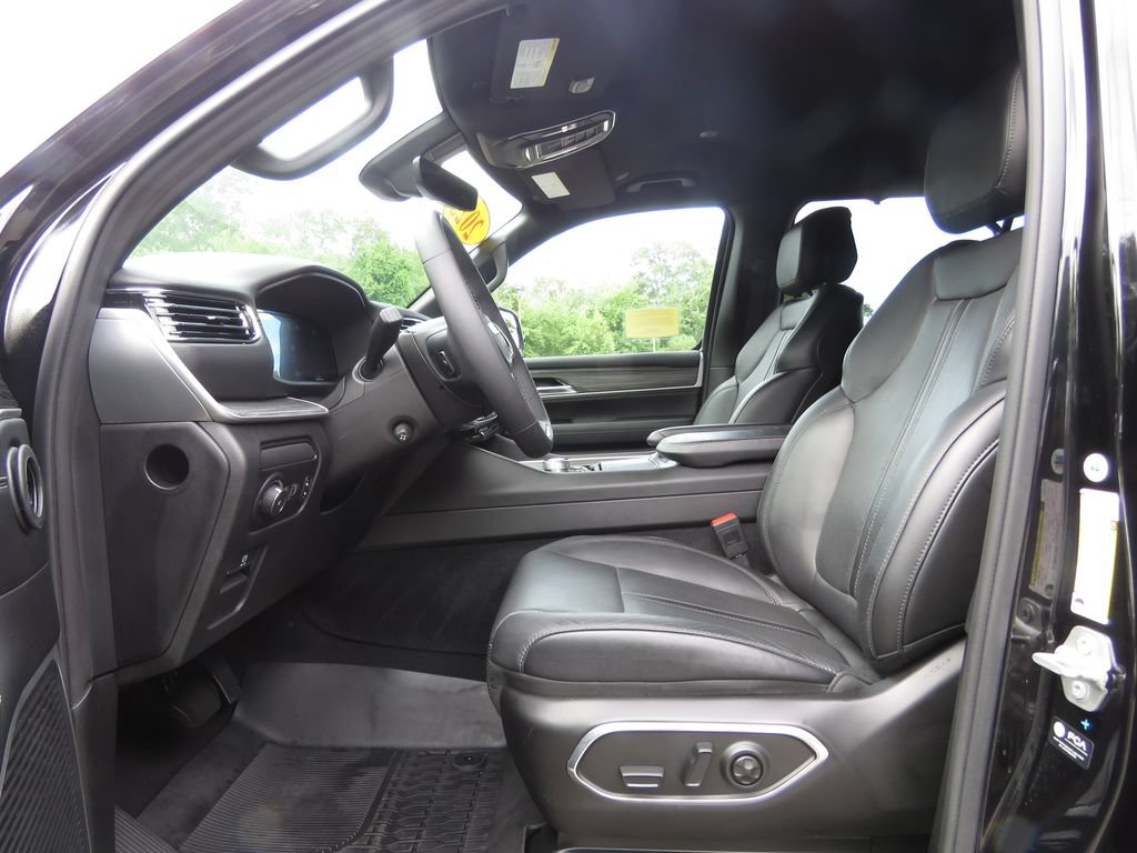 Used 2023 Jeep Wagoneer Series III w/ Convenience Group I AWD/4WD image 10