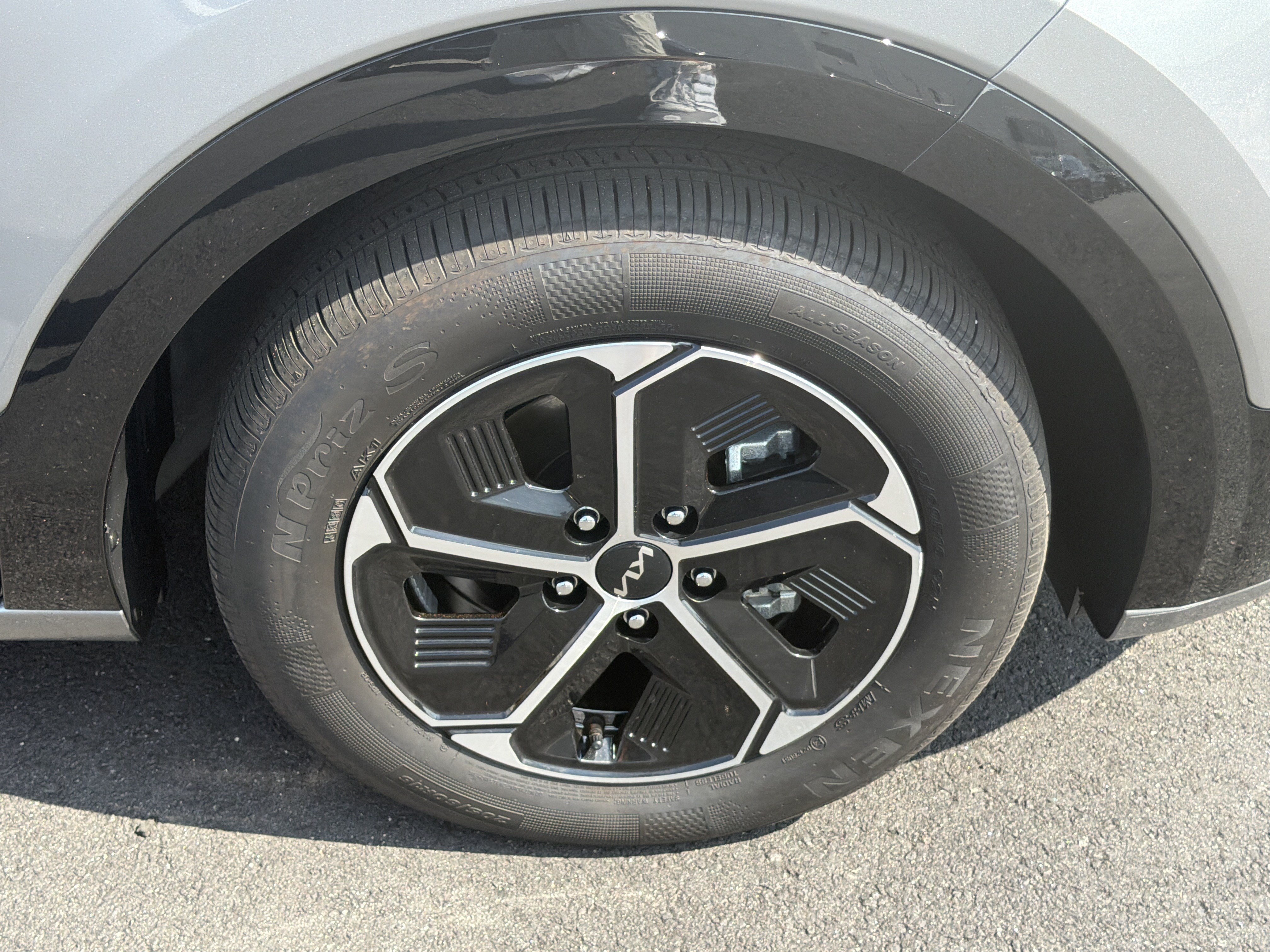Certified 2025 Kia Niro FWD image 12