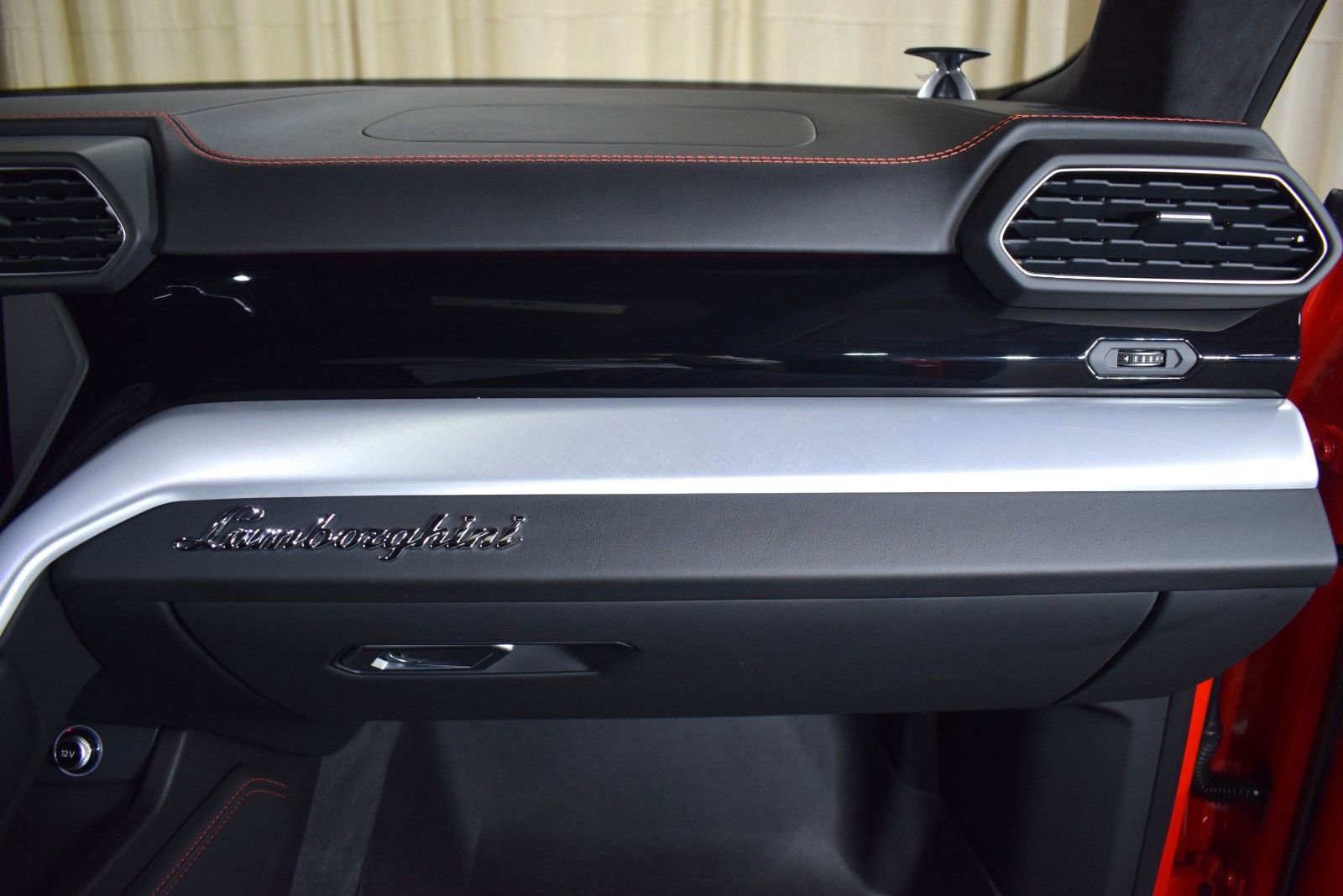 Used 2019 Lamborghini Urus AWD/4WD image 24