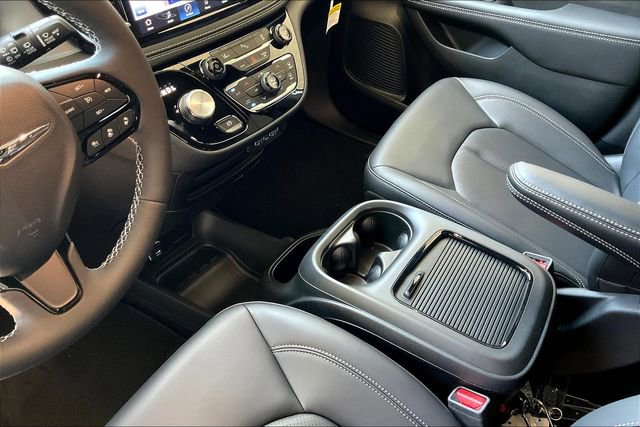 New 2023 Chrysler Pacifica Touring-L w/ S Appearance Package image 7