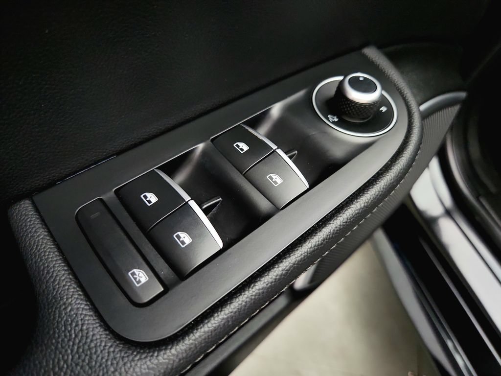 Used 2018 Alfa Romeo Giulia AWD image 21