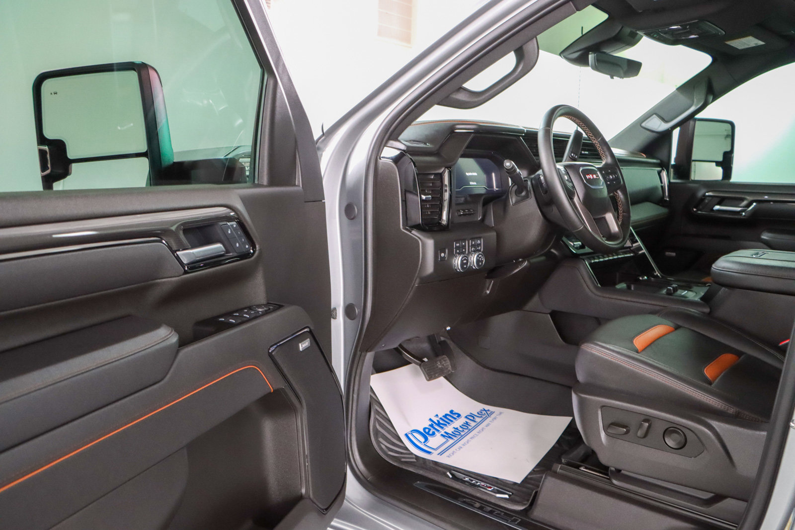 Used 2025 GMC Sierra 2500 AT4 w/ AT4 Premium Plus Package AWD/4WD image 3