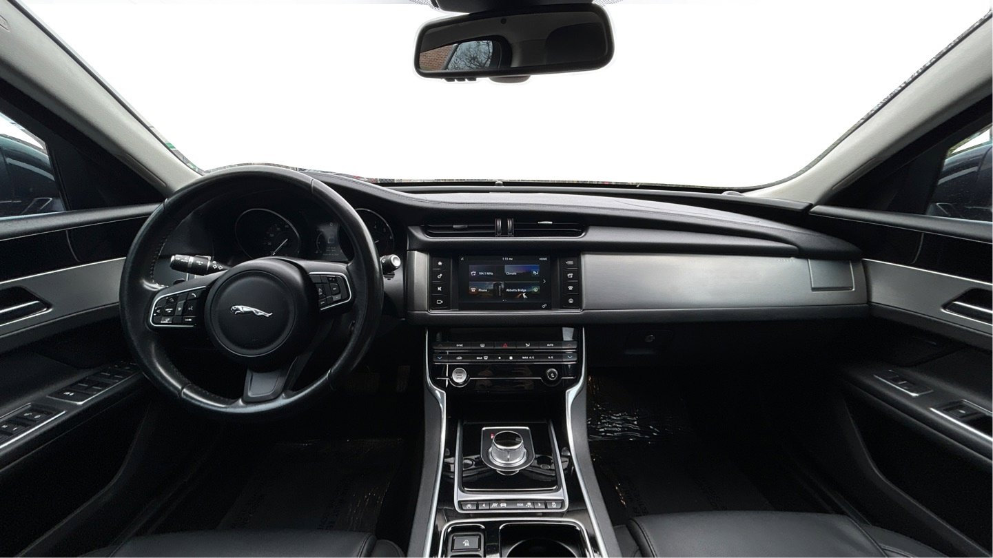 Used 2016 Jaguar XF Premium image 31