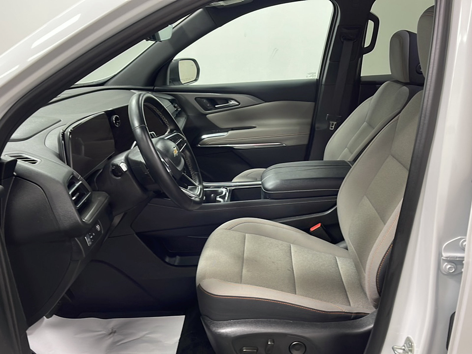 Used 2026 Chevrolet Traverse LT w/ Driver Confidence Package FWD image 2