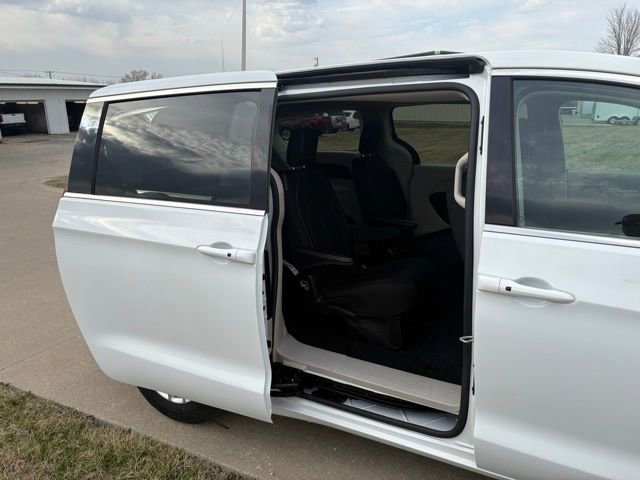 Used 2023 Chrysler Voyager LX image 22
