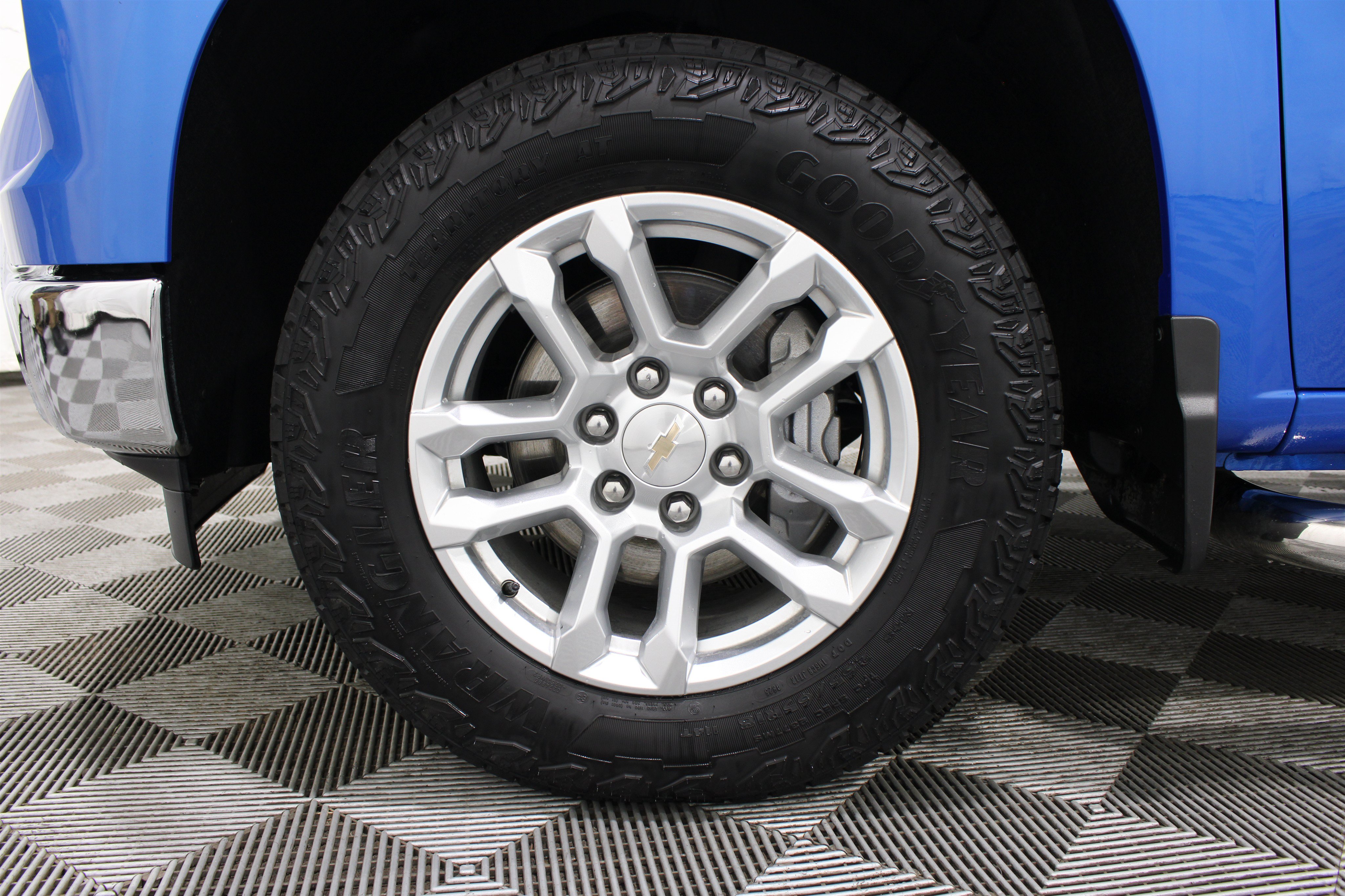 Used 2025 Chevrolet Silverado 1500 LT AWD/4WD image 37