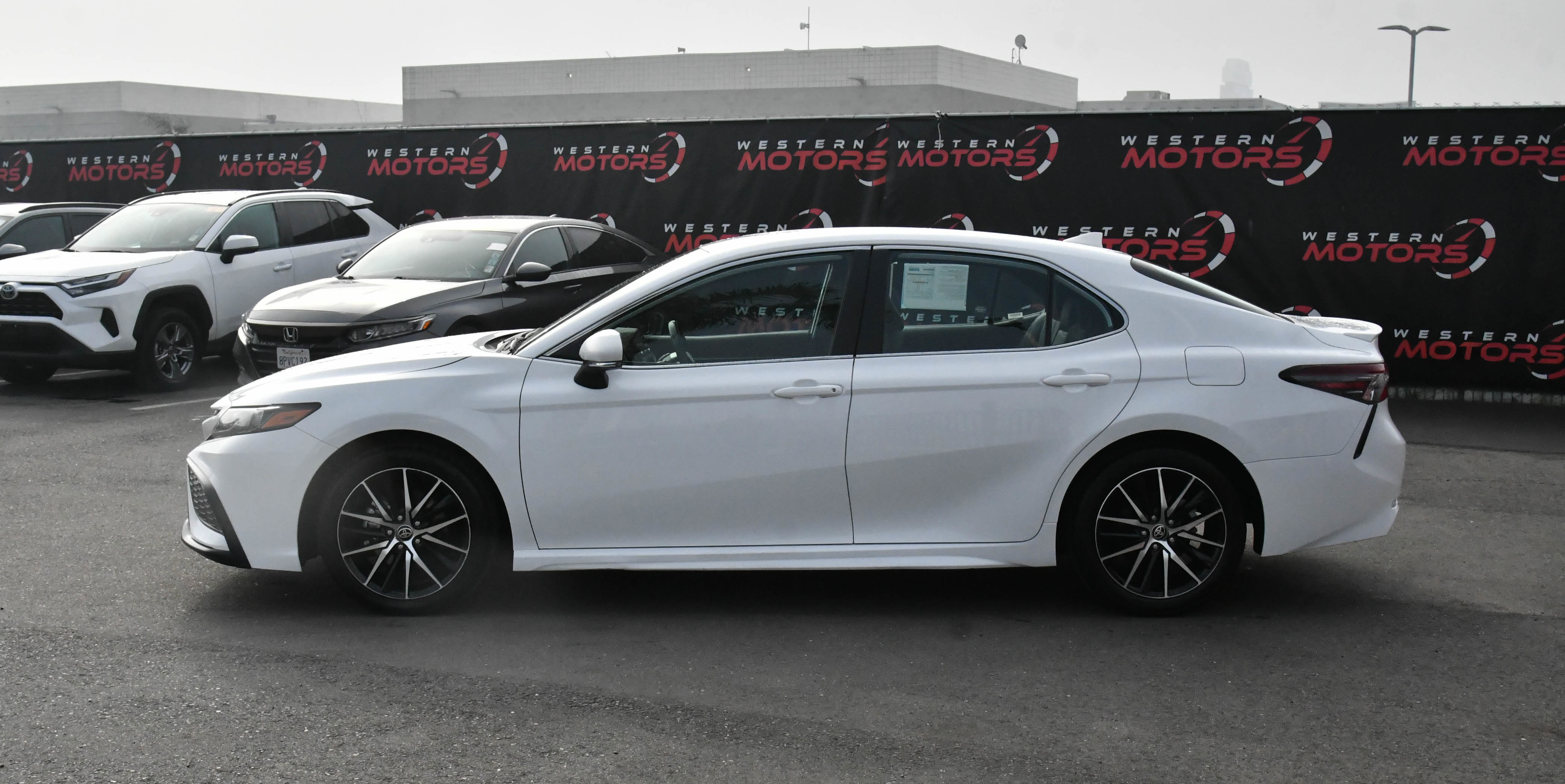 Used 2024 Toyota Camry SE image 4