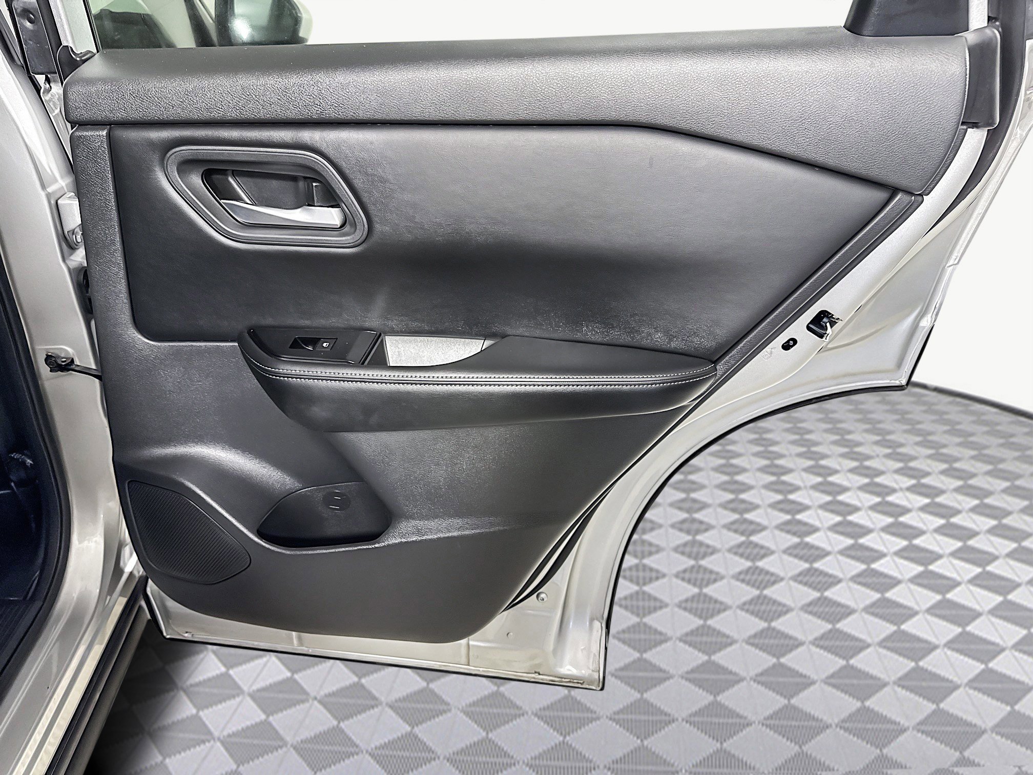 Used 2025 Nissan Rogue SV image 28